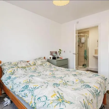 Modern 2bed - Free Parking - Great Location! شقة