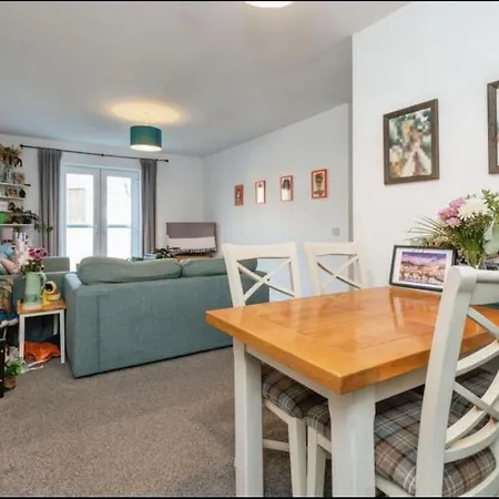 Modern 2bed - Free Parking - Great Location! شقة
